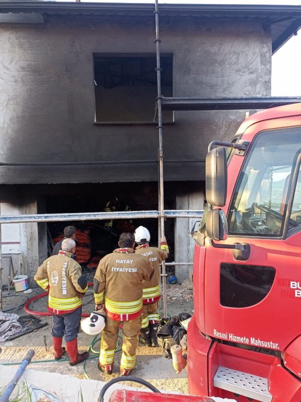 Yayladağı'nda müstakil evden alevler yükseldi