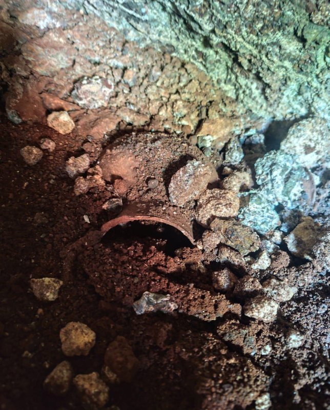 Belediyenin kazı çalışmasında kaya mezarı bulundu (Fotoğraflı) HATAY (İHA) - Hatay'da belediye ekipleri tarafından yürütülen kazı çalışması sırasında Roma dönemine ait tarihi kaya mezarı bulundu. Ekipler tarafından fark edilen mezarda müze müdürlüğü ekipleri tarafından çalışma başlatıldı. Kırıkhan Belediyesi’nin Yeni Mahalle’de yürüttüğü çalışmalar esnasında iş makinesi mağara benzeri bir buluntuya denk geldi. Ekiplerin durumu fark etmesi ve yapılan kontrollerde tarihi yapı olduğu fark edildi. Durum İl Kültür ve Turizm Müdürlüğü ekiplerine bildirildi. Bölgeye intikal eden müze müdürlüğü ekipleri, çevrede güvenlik önlemi alarak çalışma başlattı. Ekiplerin kontrollerinde yapının tarihi kaya mezarı olduğu tespit edilirken, kaya mezarının müzeye nakli için başlatılan kazı çalışmalarının sürdüğü öğrenildi.