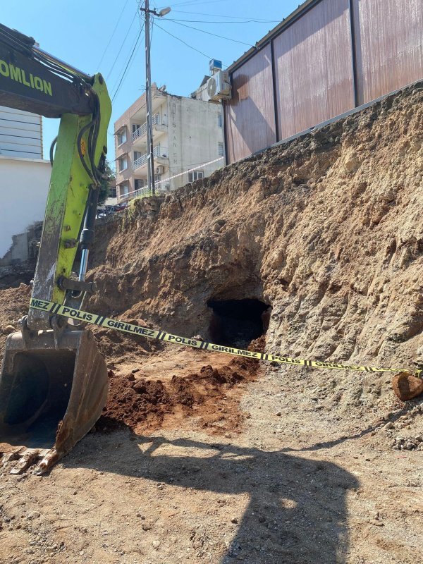 Belediyenin kazı çalışmasında kaya mezarı bulundu (Fotoğraflı) HATAY (İHA) - Hatay'da belediye ekipleri tarafından yürütülen kazı çalışması sırasında Roma dönemine ait tarihi kaya mezarı bulundu. Ekipler tarafından fark edilen mezarda müze müdürlüğü ekipleri tarafından çalışma başlatıldı. Kırıkhan Belediyesi’nin Yeni Mahalle’de yürüttüğü çalışmalar esnasında iş makinesi mağara benzeri bir buluntuya denk geldi. Ekiplerin durumu fark etmesi ve yapılan kontrollerde tarihi yapı olduğu fark edildi. Durum İl Kültür ve Turizm Müdürlüğü ekiplerine bildirildi. Bölgeye intikal eden müze müdürlüğü ekipleri, çevrede güvenlik önlemi alarak çalışma başlattı. Ekiplerin kontrollerinde yapının tarihi kaya mezarı olduğu tespit edilirken, kaya mezarının müzeye nakli için başlatılan kazı çalışmalarının sürdüğü öğrenildi.