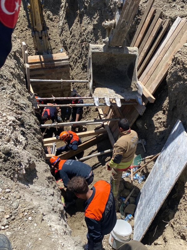 Hatay'da göçük altında kalan işçi kurtarıldı