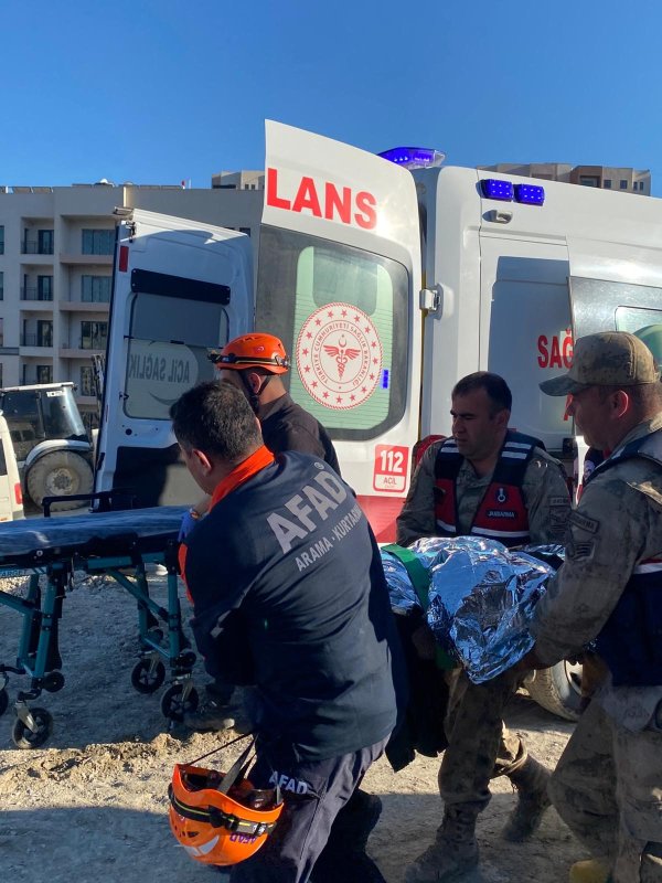 Hatay'da göçük altında kalan işçi kurtarıldı