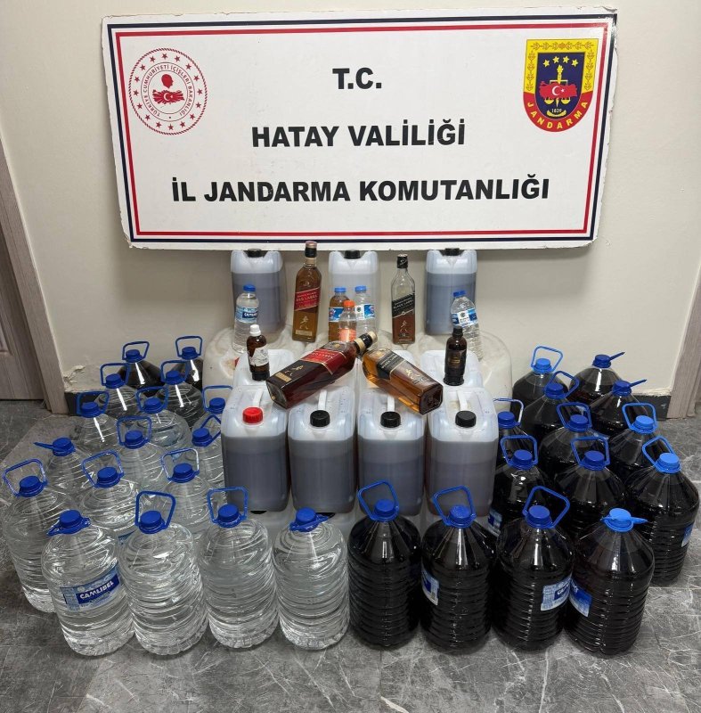 Hatay'da Jandarma'dan geniş çaplı asayiş operasyonu (Fotoğraflı) Necati İvgin HATAY (İHA) - Hatay'da İl Jandarma Komutanlığı ekiplerince son bir ay içerisinde gerçekleştirilen asayiş ve kaçakçılıkla mücadele operasyonlarında 71 şüpheli hakkında yasal işlem yapıldı. Operasyonlar çerçevesinde çok sayıda uyuşturucu madde, kaçak ürün ve ruhsatsız silah ele geçirildi. Jandarma ekipler tarafından şüpheli şahıslara yönelik yapılan ev, üst ve araç aramalarında 4 bin 642 adet Captagon hap, 910 gram skunk, 682 gram esrar, 276 gram kannabinoid, 199 gram metamfetamin, 117 gram kubar esrar ve 112 kök kenevir ele geçirildi. Uyuşturucu maddelerin yanı sıra önemli miktarda yasa dışı ürün, bin 233 adet kaçak sigara, 208 kilogram kıyılmış tütün ve 768 litre kaçak alkol, 16 adet ruhsatsız tabanca da ele geçirildi. Gözaltına alınan toplam 71 şüpheli hakkında gerekli yasal işlem uygulandı.