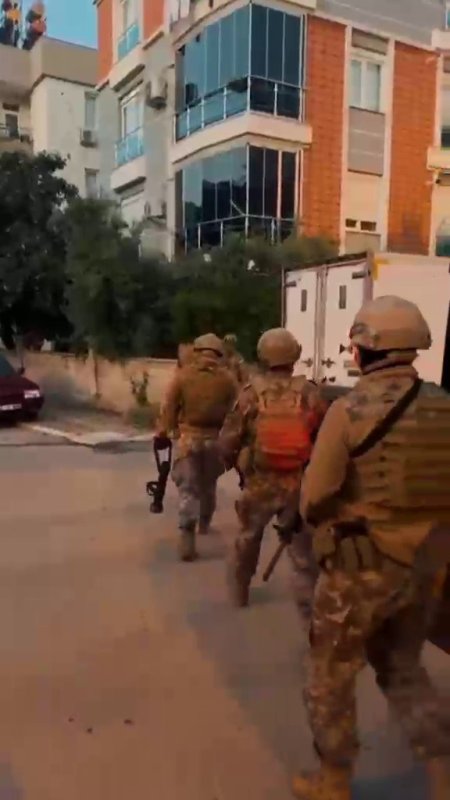 Vatandaşların IBAN'larıyla yasa dışı bahis parası transferi yapan örgüte operasyon (Fotoğraflı) Veysel Korkmaz HATAY (İHA) - Hatay merkezli 5 ilde polis ekiplerince gerçekleştirilen operasyonda, yasa dışı bahis parasını vatandaşların hesap numaraları üzerinden transfer eden ve 2.2 milyar TL'lik işlem hacmine ulaşan örgütün üyeleri yakalandı. Hatay Emniyet Müdürlüğü, yasa dışı bahisten elde edilen geliri vatandaşların hesap numarasını kullanarak aklayan örgüte yönelik operasyon gerçekleştirdi. MASAK raporunda belirtilen hesap hareketlerinde yaklaşık 2.2 milyar TL para giriş-çıkışı tespit edilen örgüte polis ekipleri tarafından 'suç işlemek amacıyla örgüt kurmak' suçundan çalışma gerçekleştirildi. Yapılan teknik takip ve hesap hareketlerine istinaden şahısların 2 ofiste halen yasa dışı bahis oynattıkları tespit edildi. Polis ekipleri tarafından 30 Nisan tarihinde Hatay merkezli Mersin, Antalya, Diyarbakır, İstanbul illerinde gerçekleştirilen operasyonda toplam 22 şüpheli şahıs yakalanarak gözaltına alındı. Yapılan aramalarda şüphelilere ait çok sayıda dijital materyal ile banka ve kredi kartı ele geçirildi. Ayrıca suçtan kaynaklanan gelirle elde edilen, 2021 model Audi marka araca, 2024 model Citroen marka araca ve 2024 model CFMoto marka motora tedbir konuldu. Adli makamlara sevk edilen şüphelilerden 20'si tutuklanarak cezaevine teslim edilirken, 2 şahıs ise ifadesi akabinde savcılık kararıyla serbest bırakıldı.
