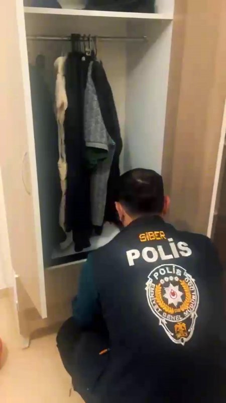 Vatandaşların IBAN'larıyla yasa dışı bahis parası transferi yapan örgüte operasyon (Fotoğraflı) Veysel Korkmaz HATAY (İHA) - Hatay merkezli 5 ilde polis ekiplerince gerçekleştirilen operasyonda, yasa dışı bahis parasını vatandaşların hesap numaraları üzerinden transfer eden ve 2.2 milyar TL'lik işlem hacmine ulaşan örgütün üyeleri yakalandı. Hatay Emniyet Müdürlüğü, yasa dışı bahisten elde edilen geliri vatandaşların hesap numarasını kullanarak aklayan örgüte yönelik operasyon gerçekleştirdi. MASAK raporunda belirtilen hesap hareketlerinde yaklaşık 2.2 milyar TL para giriş-çıkışı tespit edilen örgüte polis ekipleri tarafından 'suç işlemek amacıyla örgüt kurmak' suçundan çalışma gerçekleştirildi. Yapılan teknik takip ve hesap hareketlerine istinaden şahısların 2 ofiste halen yasa dışı bahis oynattıkları tespit edildi. Polis ekipleri tarafından 30 Nisan tarihinde Hatay merkezli Mersin, Antalya, Diyarbakır, İstanbul illerinde gerçekleştirilen operasyonda toplam 22 şüpheli şahıs yakalanarak gözaltına alındı. Yapılan aramalarda şüphelilere ait çok sayıda dijital materyal ile banka ve kredi kartı ele geçirildi. Ayrıca suçtan kaynaklanan gelirle elde edilen, 2021 model Audi marka araca, 2024 model Citroen marka araca ve 2024 model CFMoto marka motora tedbir konuldu. Adli makamlara sevk edilen şüphelilerden 20'si tutuklanarak cezaevine teslim edilirken, 2 şahıs ise ifadesi akabinde savcılık kararıyla serbest bırakıldı.