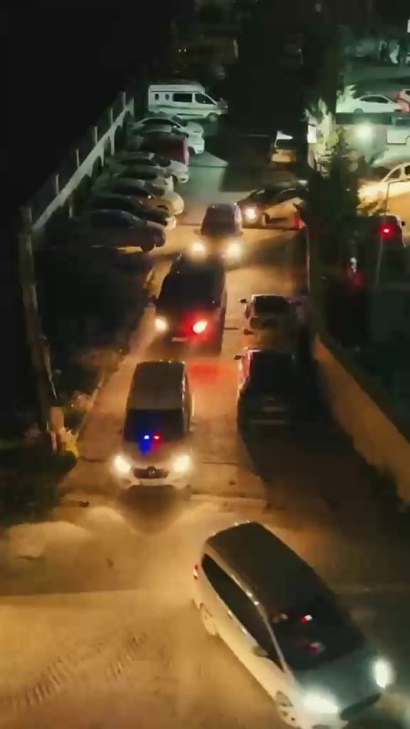 Vatandaşların IBAN'larıyla yasa dışı bahis parası transferi yapan örgüte operasyon (Fotoğraflı) Veysel Korkmaz HATAY (İHA) - Hatay merkezli 5 ilde polis ekiplerince gerçekleştirilen operasyonda, yasa dışı bahis parasını vatandaşların hesap numaraları üzerinden transfer eden ve 2.2 milyar TL'lik işlem hacmine ulaşan örgütün üyeleri yakalandı. Hatay Emniyet Müdürlüğü, yasa dışı bahisten elde edilen geliri vatandaşların hesap numarasını kullanarak aklayan örgüte yönelik operasyon gerçekleştirdi. MASAK raporunda belirtilen hesap hareketlerinde yaklaşık 2.2 milyar TL para giriş-çıkışı tespit edilen örgüte polis ekipleri tarafından 'suç işlemek amacıyla örgüt kurmak' suçundan çalışma gerçekleştirildi. Yapılan teknik takip ve hesap hareketlerine istinaden şahısların 2 ofiste halen yasa dışı bahis oynattıkları tespit edildi. Polis ekipleri tarafından 30 Nisan tarihinde Hatay merkezli Mersin, Antalya, Diyarbakır, İstanbul illerinde gerçekleştirilen operasyonda toplam 22 şüpheli şahıs yakalanarak gözaltına alındı. Yapılan aramalarda şüphelilere ait çok sayıda dijital materyal ile banka ve kredi kartı ele geçirildi. Ayrıca suçtan kaynaklanan gelirle elde edilen, 2021 model Audi marka araca, 2024 model Citroen marka araca ve 2024 model CFMoto marka motora tedbir konuldu. Adli makamlara sevk edilen şüphelilerden 20'si tutuklanarak cezaevine teslim edilirken, 2 şahıs ise ifadesi akabinde savcılık kararıyla serbest bırakıldı.