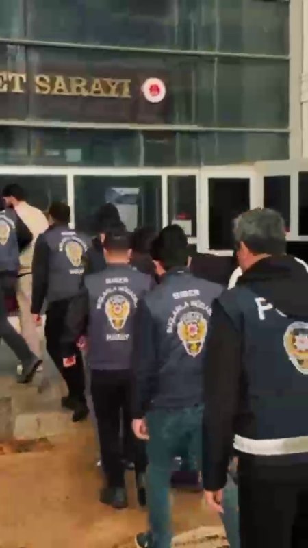 Vatandaşların IBAN'larıyla yasa dışı bahis parası transferi yapan örgüte operasyon (Fotoğraflı) Veysel Korkmaz HATAY (İHA) - Hatay merkezli 5 ilde polis ekiplerince gerçekleştirilen operasyonda, yasa dışı bahis parasını vatandaşların hesap numaraları üzerinden transfer eden ve 2.2 milyar TL'lik işlem hacmine ulaşan örgütün üyeleri yakalandı. Hatay Emniyet Müdürlüğü, yasa dışı bahisten elde edilen geliri vatandaşların hesap numarasını kullanarak aklayan örgüte yönelik operasyon gerçekleştirdi. MASAK raporunda belirtilen hesap hareketlerinde yaklaşık 2.2 milyar TL para giriş-çıkışı tespit edilen örgüte polis ekipleri tarafından 'suç işlemek amacıyla örgüt kurmak' suçundan çalışma gerçekleştirildi. Yapılan teknik takip ve hesap hareketlerine istinaden şahısların 2 ofiste halen yasa dışı bahis oynattıkları tespit edildi. Polis ekipleri tarafından 30 Nisan tarihinde Hatay merkezli Mersin, Antalya, Diyarbakır, İstanbul illerinde gerçekleştirilen operasyonda toplam 22 şüpheli şahıs yakalanarak gözaltına alındı. Yapılan aramalarda şüphelilere ait çok sayıda dijital materyal ile banka ve kredi kartı ele geçirildi. Ayrıca suçtan kaynaklanan gelirle elde edilen, 2021 model Audi marka araca, 2024 model Citroen marka araca ve 2024 model CFMoto marka motora tedbir konuldu. Adli makamlara sevk edilen şüphelilerden 20'si tutuklanarak cezaevine teslim edilirken, 2 şahıs ise ifadesi akabinde savcılık kararıyla serbest bırakıldı.