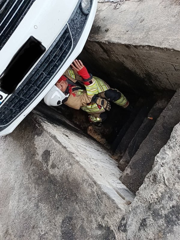 Arsuz'da otomobilin motoruna giren kediler kurtarıldı