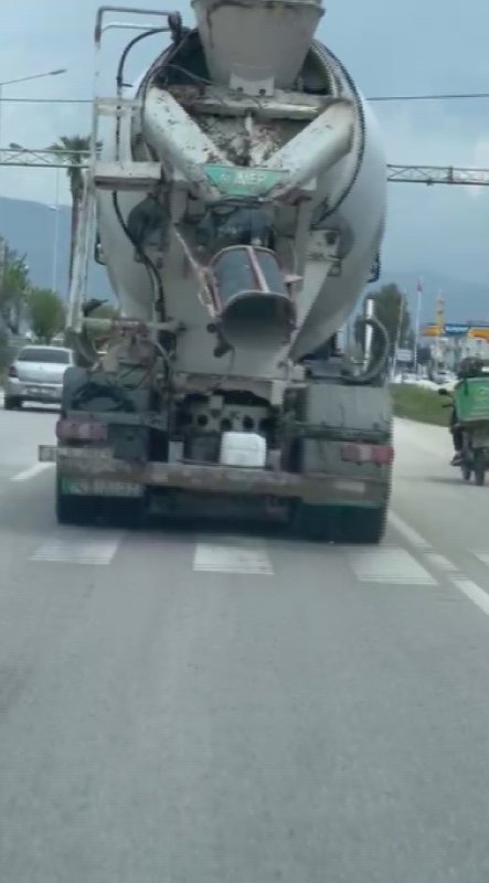 Yola beton döke döke ilerleyen beton mikserine ceza