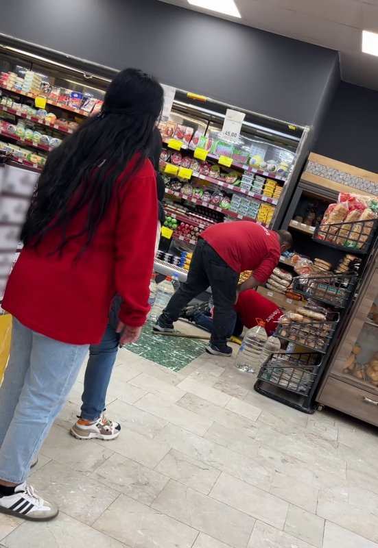 Markete giren fare paniğe neden oldu
