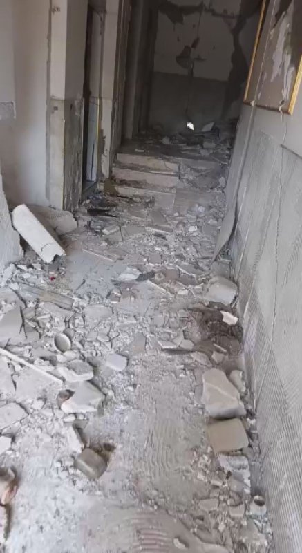 Canını hiçe sayan hayvanseverin ağır hasarlı binadan köpeği kurtardığı anlar kamerada