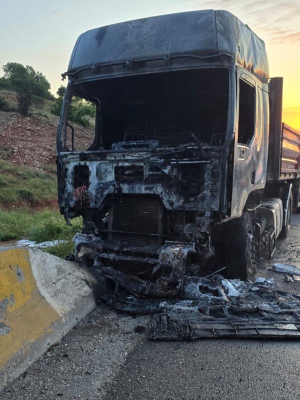 Seyir halindeki tır alevlere teslim oldu