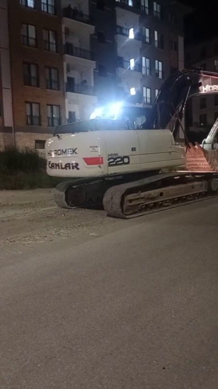Paletli kepçeyi asfalta zarar vererek önlem almadan yürüten firmaya vatandaşlardan tepki