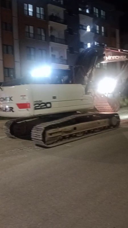 Paletli kepçeyi asfalta zarar vererek önlem almadan yürüten firmaya vatandaşlardan tepki