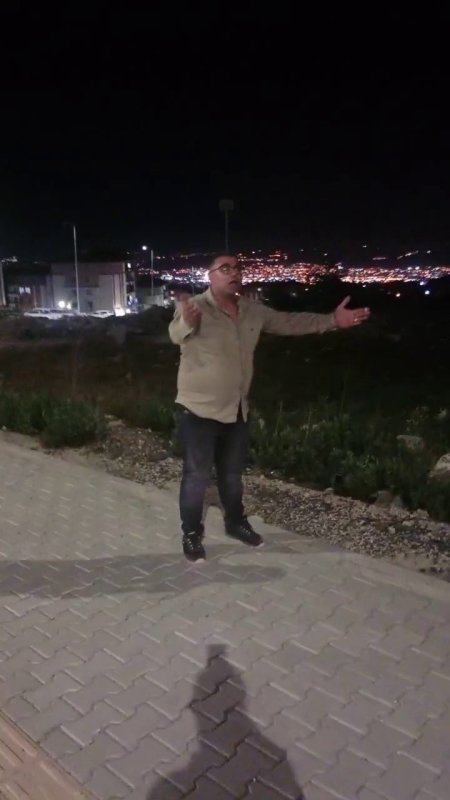 Paletli kepçeyi asfalta zarar vererek önlem almadan yürüten firmaya vatandaşlardan tepki