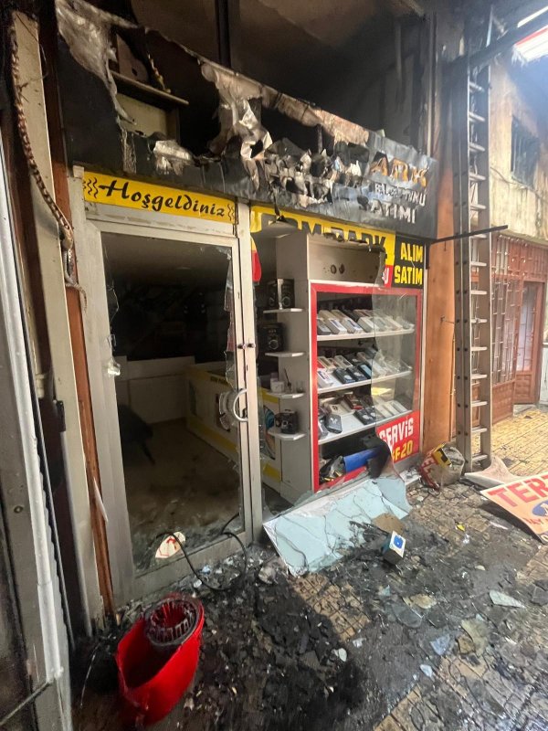 Alevlere teslim olan 3 iş yeri kullanılmaz hale geldi