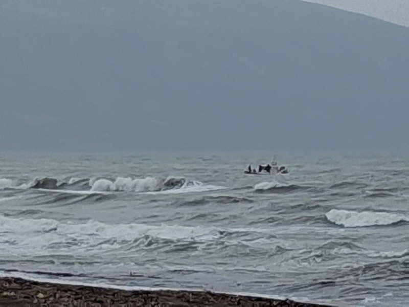Denizde korku dolu anlar: 4 genç boğulma tehlikesi geçirdi (Fotoğraflı) Cemal Kılınç HATAY (İHA) - Hatay’da dalgaya aldırmayarak denize giren 4 genç boğulma tehlikesi geçirdi. Sahil Güvenlik Komutanlığı ekiplerince kurtarılan gençlerin, ölümle burun buruna geldiği anlar kameraya yansıdı. Olay, Samandağ ilçesi Çevlik sahilinde yaşandı. Denizdeki dalgaya aldırmayan 4 genç denize girdi. Bir süre sonra gençler, rip akıntısına kapılarak boğulma tehlikesi yaşadı. Durumu fark eden vatandaşlar ihbarda bulundu. İhbar üzerine bölgeye Sahil Güvenlik Komutanlığı ekipleri sevk edildi. Denizde korku dolu anlar yaşayarak kurtarılmayı bekleyen gençlerin o anları kameraya yansıdı. Şahıslar, Sahil Güvenlik Komutanlığı ekiplerinin müdahalesiyle botla kurtarıldılar. İlk müdahaleleri sahilde yapılan şahıslar önlem amaçlı hastanede tedavi altına alındılar.