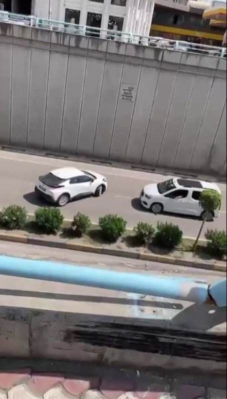 Ters yönde ilerleyerek çalan kornalara ve uyarılara aldırış etmeyen sürücü hayrete düşürdü
