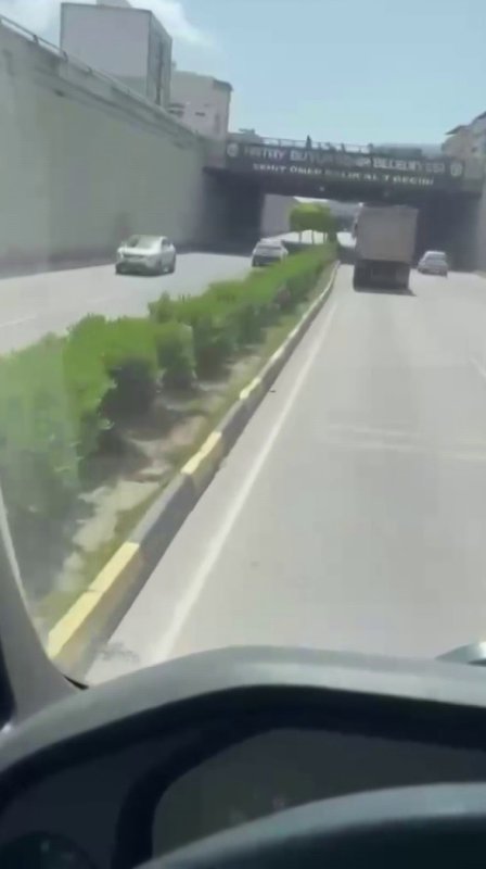 Ters yönde ilerleyerek çalan kornalara ve uyarılara aldırış etmeyen sürücü hayrete düşürdü