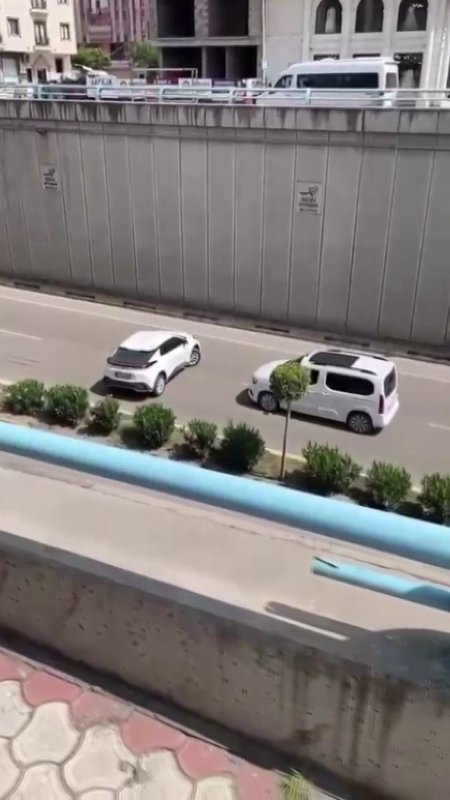 Ters yönde ilerleyerek çalan kornalara ve uyarılara aldırış etmeyen sürücü hayrete düşürdü