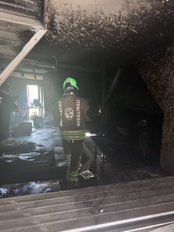 Samandağ'da iş yeri alevlere teslim oldu