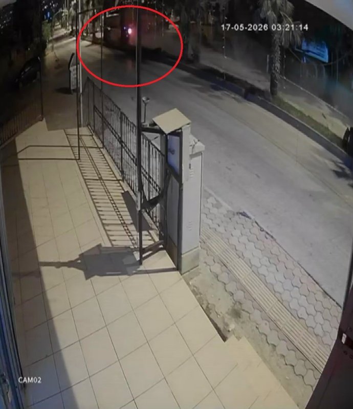 İş makinesine ok gibi saplanan otomobilin genç sürücüsü öldü, 3 kişi yaralandı
