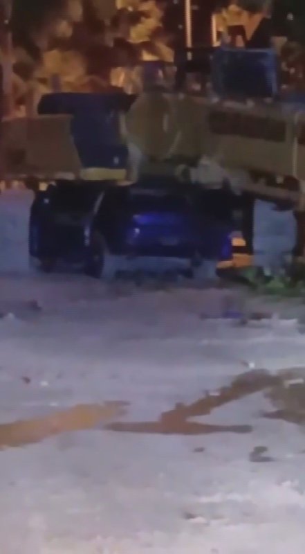 HATAY (İHA) - Hatay'da kapalı olan yolu fark etmeyerek park halindeki iş makinesine ok gibi saplanan otomobilin 20 yaşındaki sürücüsü hayatını kaybetti, 3 kişi de yaralandı.