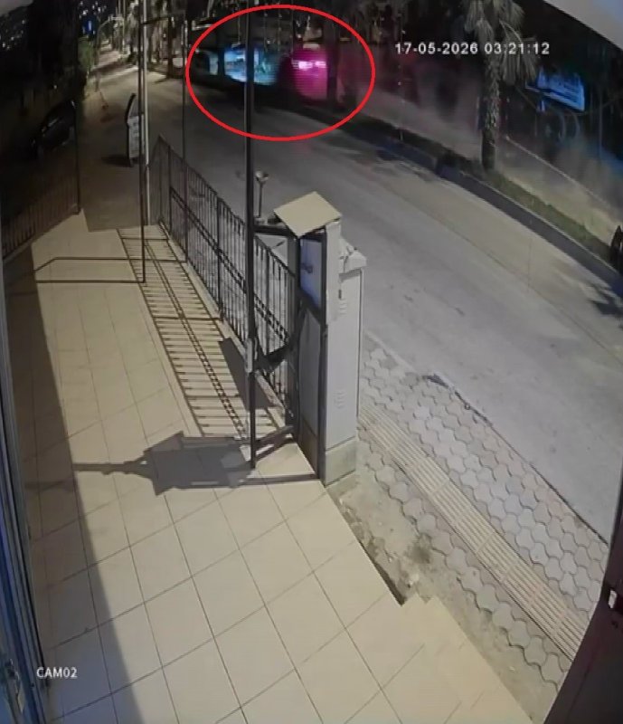 HATAY (İHA) - Hatay'da kapalı olan yolu fark etmeyerek park halindeki iş makinesine ok gibi saplanan otomobilin 20 yaşındaki sürücüsü hayatını kaybetti, 3 kişi de yaralandı.