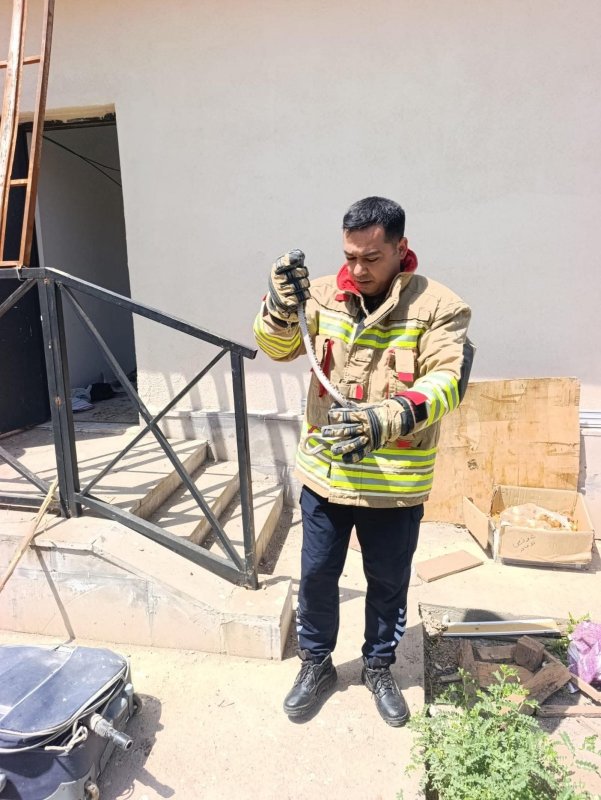 Kumlu'da eve giren yılanı itfaiye yakaladı