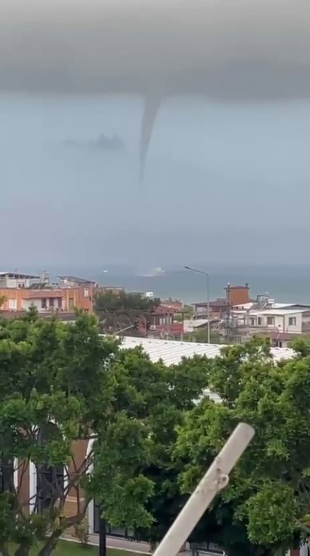 İskenderun Körfezi’nde oluşan hortum cep telefonu kamerasına yansıdı