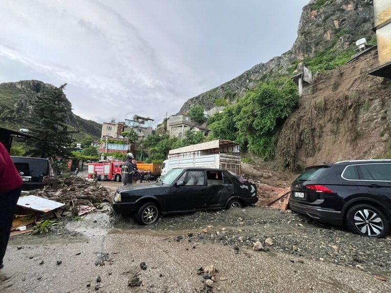 Hatay'da heyelan nedeniyle müstakil ev çöktü: 1 ölü, 2 yaralı