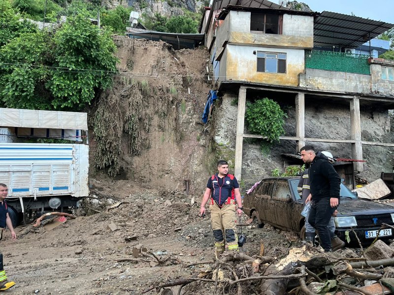 Hatay'da heyelan nedeniyle müstakil ev çöktü: 1 ölü, 2 yaralı