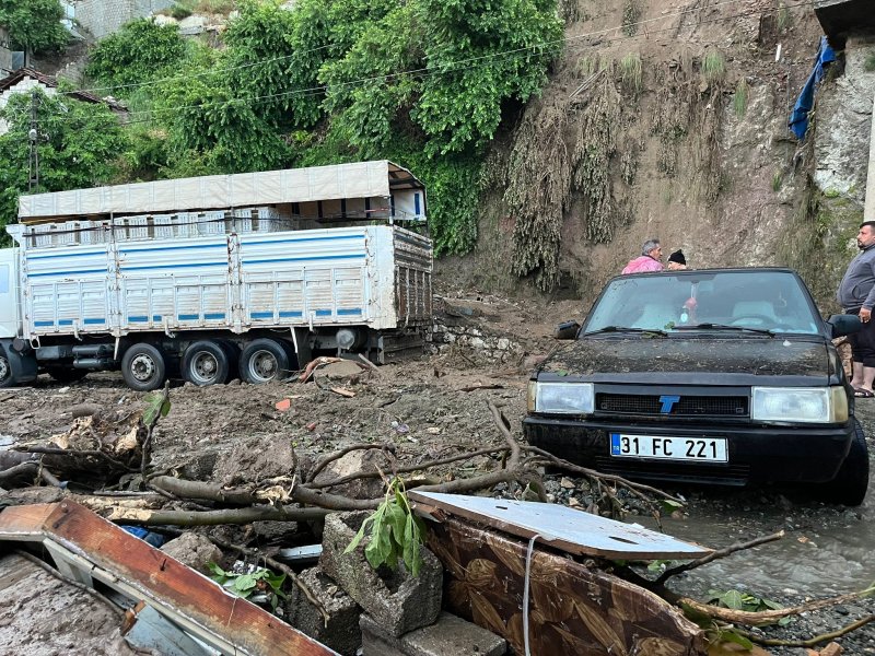 Hatay'da heyelan nedeniyle müstakil ev çöktü: 1 ölü, 2 yaralı