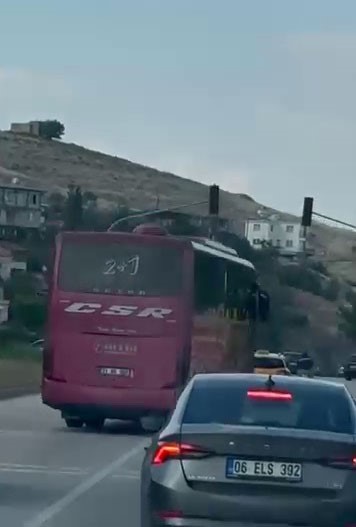 Kornaya basarak otomobilleri sollayan yolcu otobüsü, manevralarıyla korkuttu