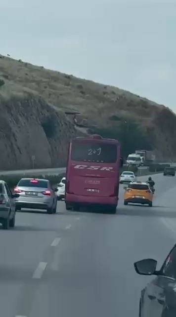 Kornaya basarak otomobilleri sollayan yolcu otobüsü, manevralarıyla korkuttu
