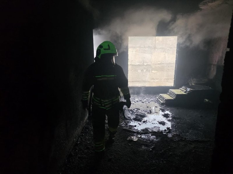 Hatay’da inşaat malzemeleri yandı 