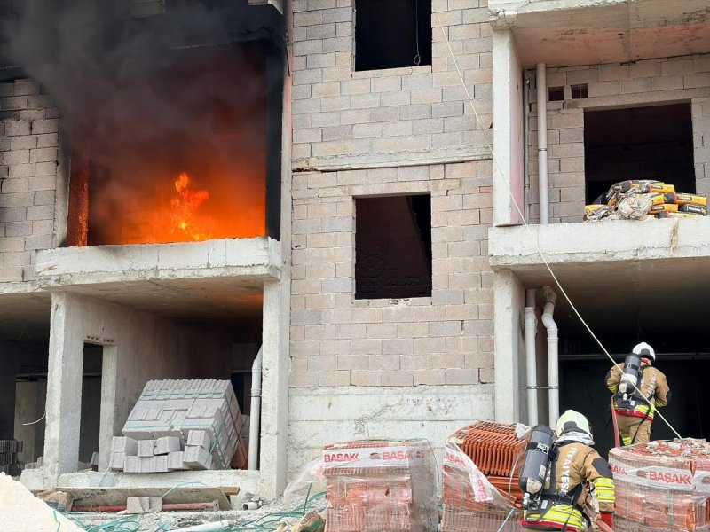 Hatay’da inşaat malzemeleri yandı 