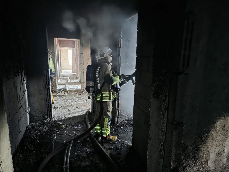 Hatay’da inşaat malzemeleri yandı 