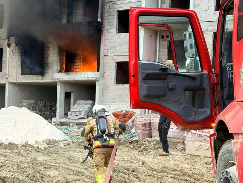 Hatay’da inşaat malzemeleri yandı