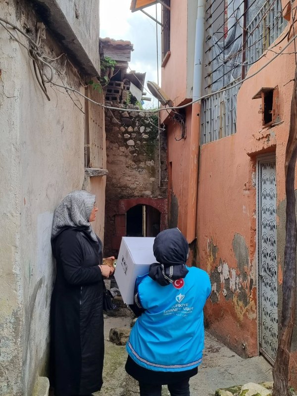 Hatay’da ihtiyaç sahiplerine gıda kolisi dağıtıldı 