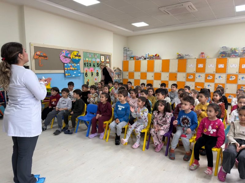 YAPAR: “ÇOCUKLARIMIZA AĞIZ SAĞLIĞINI ÖĞRETİYORUZ” Antakya Belediye Başkanı İbrahim Naci Yapar, Şehit İlker Uylaş Anaokulu’nda düzenlenen ağız ve diş sağlığı etkinliğinde minik öğrencilerle bir araya gelerek erken yaşta sağlık bilinci oluşturmanın önemine dikkat çekti. Başkan Yapar, çocukların bilinçli bireyler olarak yetişmesi için eğitimin her alanında destek sunmaya devam edeceklerini vurguladı. ETKİNLİK ŞEHİT İLKER UYLAŞ ANAOKULU’NDA GERÇEKLEŞTİRİLDİ Antakya Belediyesi Veteriner İşleri Müdürlüğü koordinesinde gerçekleştirilen etkinlik kapsamında Diş Hekimi Deniz Deveci tarafından öğrencilere diş bakımı, doğru diş fırçalama teknikleri ve ağız sağlığının önemi hakkında uygulamalı eğitim verildi. Çocukların yoğun ilgi gösterdiği programda, temel hijyen kuralları eğlenceli ve öğretici bir dille aktarıldı. ÇOCUKLARA DİŞ FIRÇASI VE MACUN HEDİYE EDİLDİ Eğitim programının ardından çocukların günlük yaşamlarında ağız ve diş sağlığına özen göstermelerini teşvik etmek amacıyla diş macunu ve diş fırçası hediye edildi. Başkan Yapar, küçük yaşta kazanılan alışkanlıkların hayat boyu sürdüğünü belirterek, sağlıklı nesiller için bu tür farkındalık çalışmalarının aralıksız süreceğini ifade etti. BAŞKAN YAPAR EMEĞİ GEÇENLERE TEŞEKKÜR ETTİ Başkan Yapar, organizasyonda katkı sunan Diş Hekimi Ferhat İnan ve öğrencilere değerli bilgiler aktaran Dt. Deniz Deveci’ye teşekkür ederek, Antakya Belediyesi olarak çocukların hem fiziksel hem de sosyal gelişimlerine katkı sağlayacak projeleri hayata geçirmeye devam edeceklerini kaydetti.