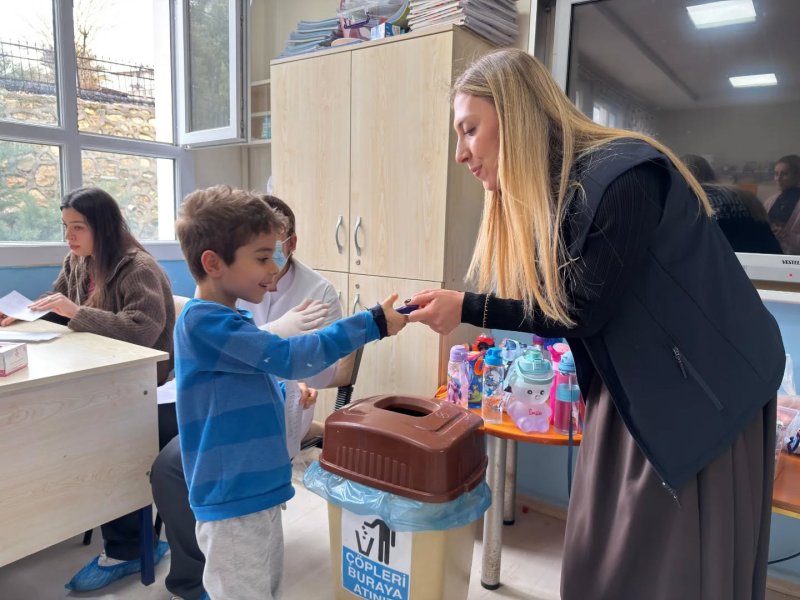 YAPAR: “ÇOCUKLARIMIZA AĞIZ SAĞLIĞINI ÖĞRETİYORUZ” Antakya Belediye Başkanı İbrahim Naci Yapar, Şehit İlker Uylaş Anaokulu’nda düzenlenen ağız ve diş sağlığı etkinliğinde minik öğrencilerle bir araya gelerek erken yaşta sağlık bilinci oluşturmanın önemine dikkat çekti. Başkan Yapar, çocukların bilinçli bireyler olarak yetişmesi için eğitimin her alanında destek sunmaya devam edeceklerini vurguladı. ETKİNLİK ŞEHİT İLKER UYLAŞ ANAOKULU’NDA GERÇEKLEŞTİRİLDİ Antakya Belediyesi Veteriner İşleri Müdürlüğü koordinesinde gerçekleştirilen etkinlik kapsamında Diş Hekimi Deniz Deveci tarafından öğrencilere diş bakımı, doğru diş fırçalama teknikleri ve ağız sağlığının önemi hakkında uygulamalı eğitim verildi. Çocukların yoğun ilgi gösterdiği programda, temel hijyen kuralları eğlenceli ve öğretici bir dille aktarıldı. ÇOCUKLARA DİŞ FIRÇASI VE MACUN HEDİYE EDİLDİ Eğitim programının ardından çocukların günlük yaşamlarında ağız ve diş sağlığına özen göstermelerini teşvik etmek amacıyla diş macunu ve diş fırçası hediye edildi. Başkan Yapar, küçük yaşta kazanılan alışkanlıkların hayat boyu sürdüğünü belirterek, sağlıklı nesiller için bu tür farkındalık çalışmalarının aralıksız süreceğini ifade etti. BAŞKAN YAPAR EMEĞİ GEÇENLERE TEŞEKKÜR ETTİ Başkan Yapar, organizasyonda katkı sunan Diş Hekimi Ferhat İnan ve öğrencilere değerli bilgiler aktaran Dt. Deniz Deveci’ye teşekkür ederek, Antakya Belediyesi olarak çocukların hem fiziksel hem de sosyal gelişimlerine katkı sağlayacak projeleri hayata geçirmeye devam edeceklerini kaydetti.