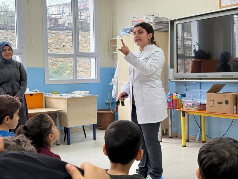 YAPAR: “ÇOCUKLARIMIZA AĞIZ SAĞLIĞINI ÖĞRETİYORUZ” Antakya Belediye Başkanı İbrahim Naci Yapar, Şehit İlker Uylaş Anaokulu’nda düzenlenen ağız ve diş sağlığı etkinliğinde minik öğrencilerle bir araya gelerek erken yaşta sağlık bilinci oluşturmanın önemine dikkat çekti. Başkan Yapar, çocukların bilinçli bireyler olarak yetişmesi için eğitimin her alanında destek sunmaya devam edeceklerini vurguladı. ETKİNLİK ŞEHİT İLKER UYLAŞ ANAOKULU’NDA GERÇEKLEŞTİRİLDİ Antakya Belediyesi Veteriner İşleri Müdürlüğü koordinesinde gerçekleştirilen etkinlik kapsamında Diş Hekimi Deniz Deveci tarafından öğrencilere diş bakımı, doğru diş fırçalama teknikleri ve ağız sağlığının önemi hakkında uygulamalı eğitim verildi. Çocukların yoğun ilgi gösterdiği programda, temel hijyen kuralları eğlenceli ve öğretici bir dille aktarıldı. ÇOCUKLARA DİŞ FIRÇASI VE MACUN HEDİYE EDİLDİ Eğitim programının ardından çocukların günlük yaşamlarında ağız ve diş sağlığına özen göstermelerini teşvik etmek amacıyla diş macunu ve diş fırçası hediye edildi. Başkan Yapar, küçük yaşta kazanılan alışkanlıkların hayat boyu sürdüğünü belirterek, sağlıklı nesiller için bu tür farkındalık çalışmalarının aralıksız süreceğini ifade etti. BAŞKAN YAPAR EMEĞİ GEÇENLERE TEŞEKKÜR ETTİ Başkan Yapar, organizasyonda katkı sunan Diş Hekimi Ferhat İnan ve öğrencilere değerli bilgiler aktaran Dt. Deniz Deveci’ye teşekkür ederek, Antakya Belediyesi olarak çocukların hem fiziksel hem de sosyal gelişimlerine katkı sağlayacak projeleri hayata geçirmeye devam edeceklerini kaydetti.