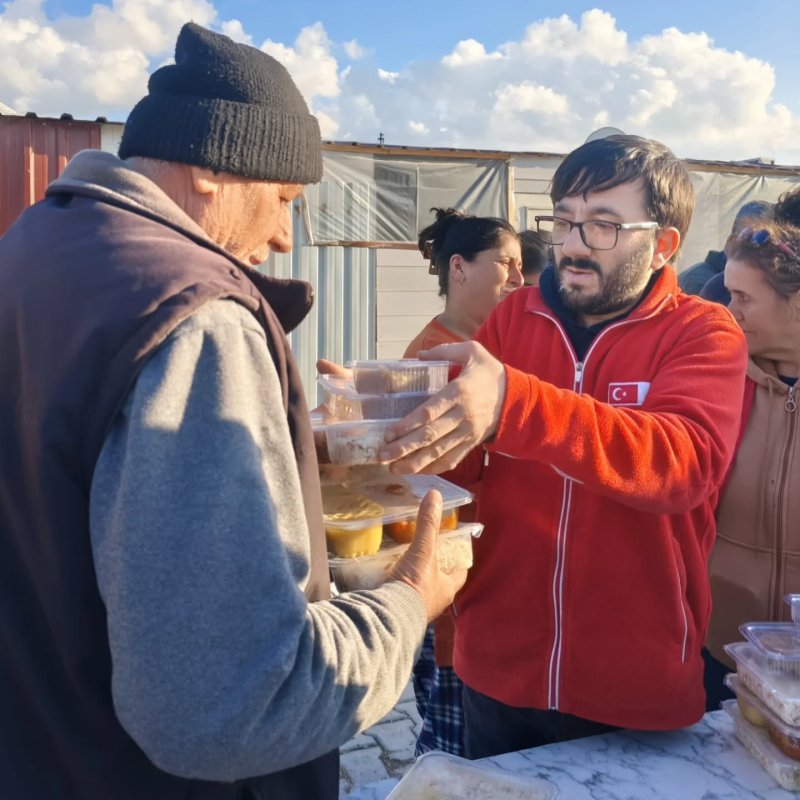 KIZILAY ANTAKYA’DA UMUT SOFRALARI KURUYOR