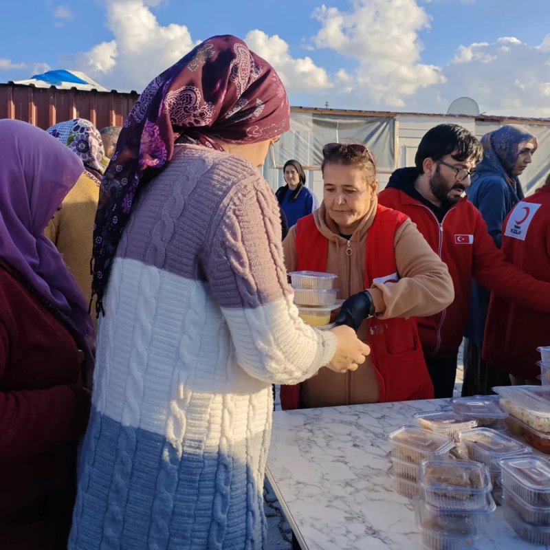 KIZILAY ANTAKYA’DA UMUT SOFRALARI KURUYOR