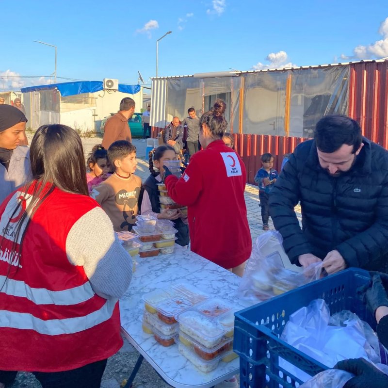 KIZILAY ANTAKYA’DA UMUT SOFRALARI KURUYOR