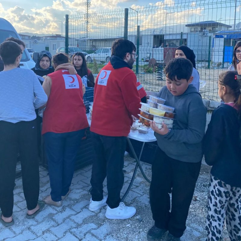 KIZILAY ANTAKYA’DA UMUT SOFRALARI KURUYOR