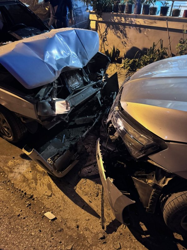 DEFNE’DE GÖRÜNMEZ KAZA: 2 ARACA ÇARPARAK DURABİLDİ  