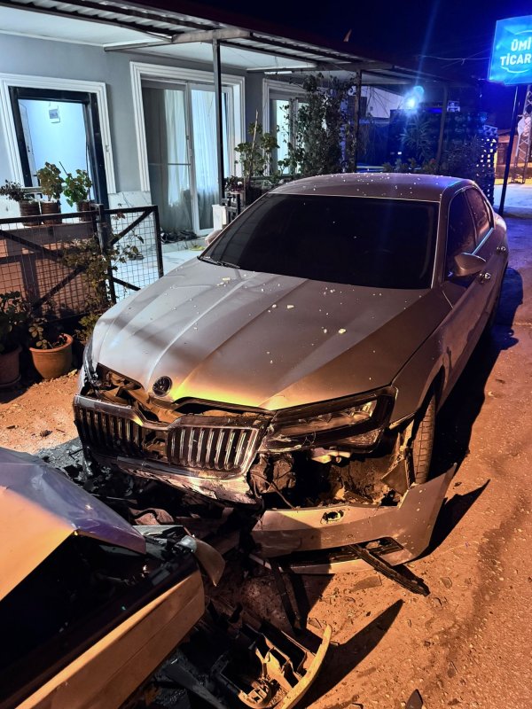 DEFNE’DE GÖRÜNMEZ KAZA: 2 ARACA ÇARPARAK DURABİLDİ  