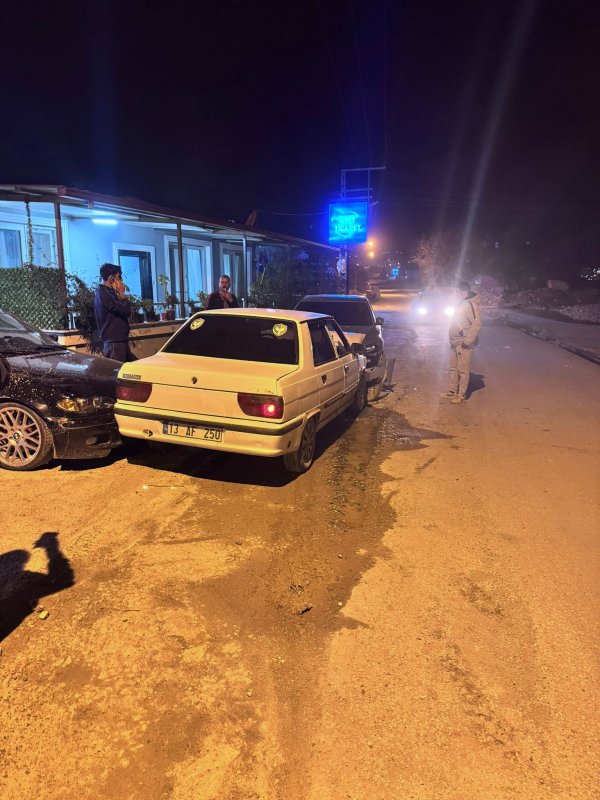 DEFNE’DE GÖRÜNMEZ KAZA: 2 ARACA ÇARPARAK DURABİLDİ  