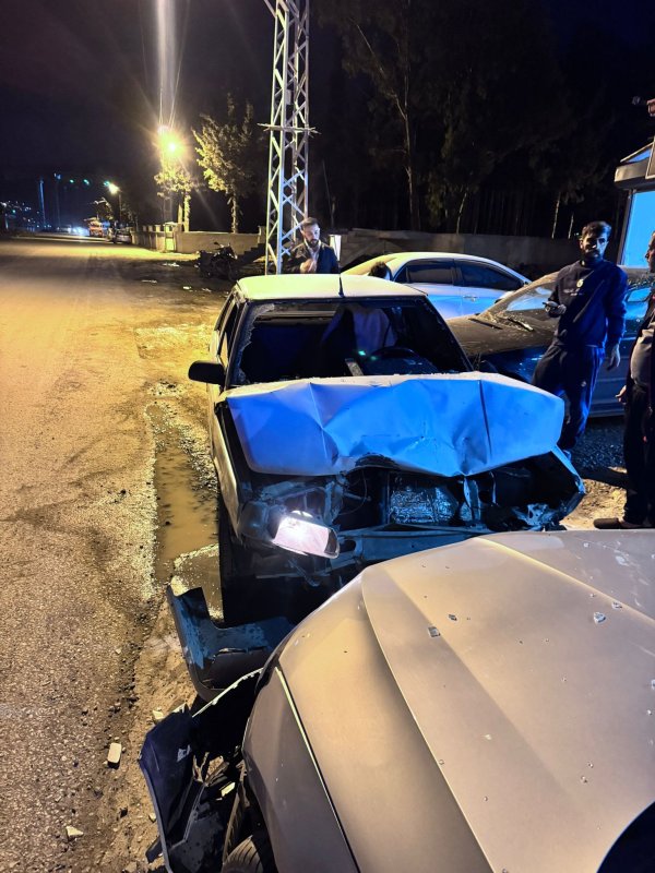 DEFNE’DE GÖRÜNMEZ KAZA: 2 ARACA ÇARPARAK DURABİLDİ  